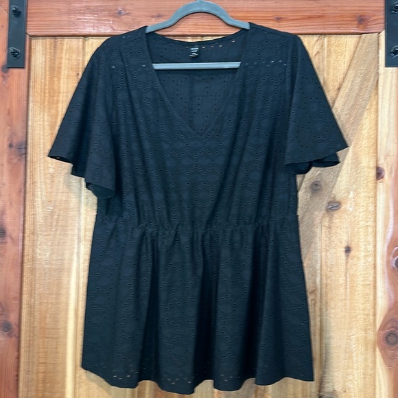 SHEIN Tops - SHEIN Curve 2XL eyelet top in black